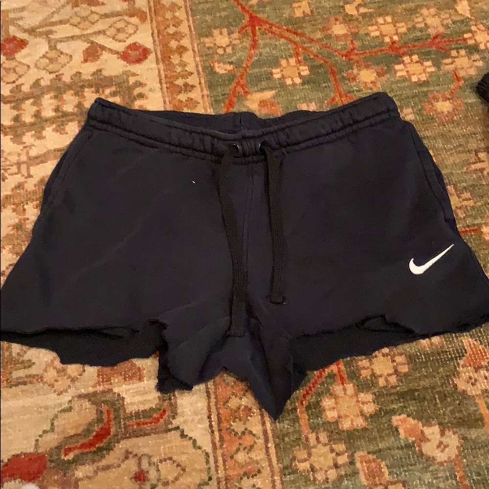 LF NIKE *Crop-Sweat Shorts*